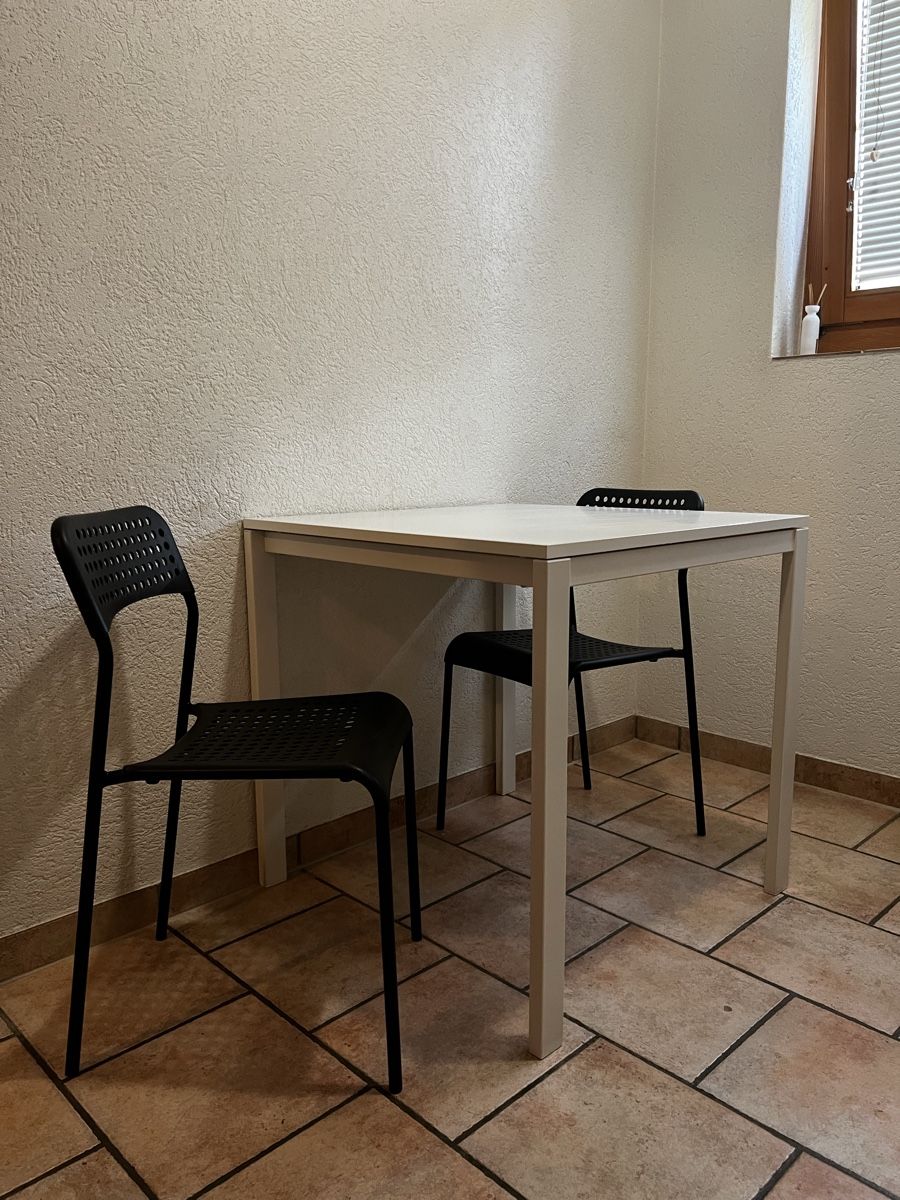 Set di tavolo e panche: Table à manger – Usato da Sugiez venduto da mar_7m5f
