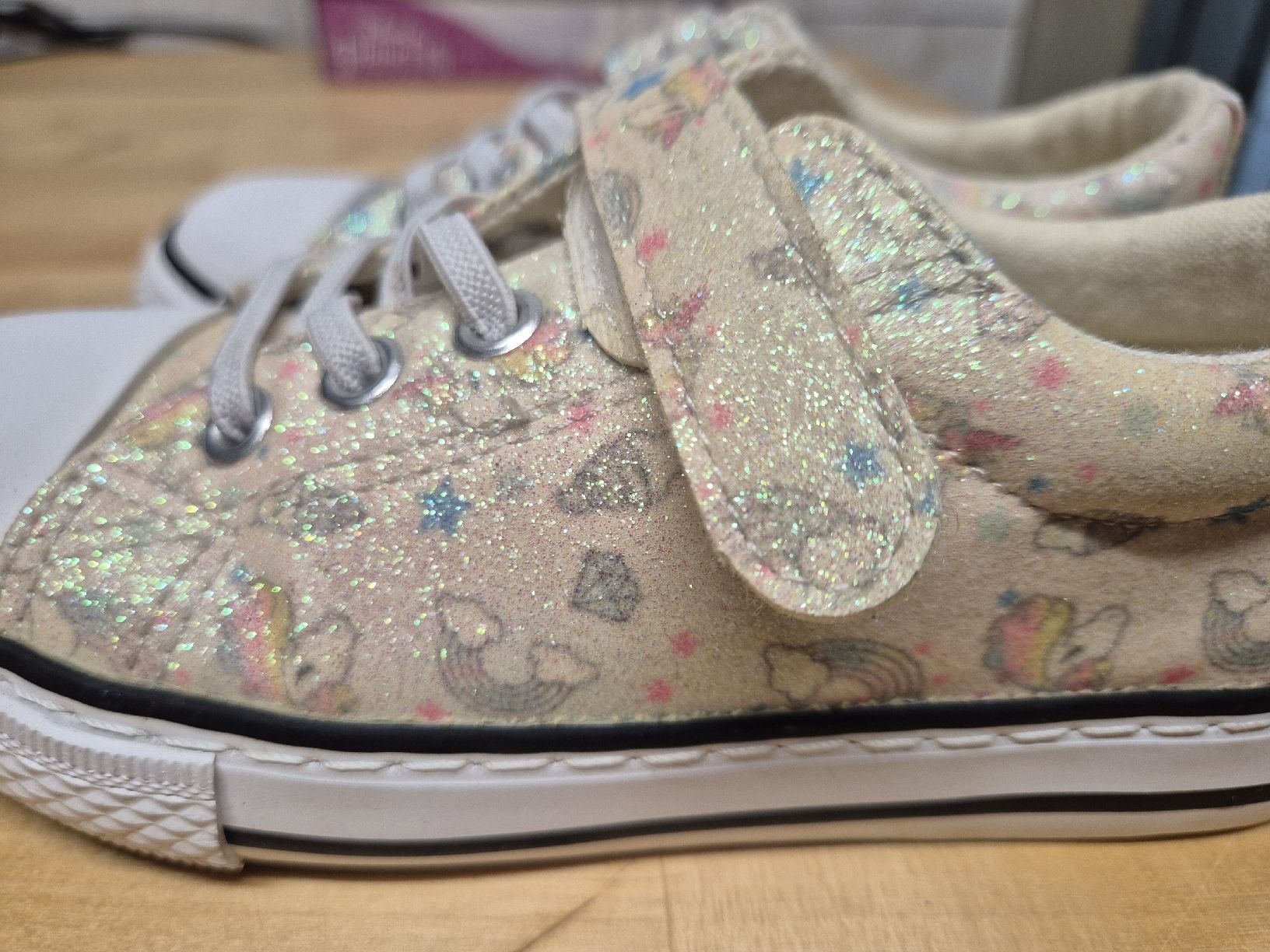 Scarpe per ragazze: Sommerliche Glitzer Sneaker Grösse 31 Einhorn Print – Usato da Wil SG venduto da Rena-Mija