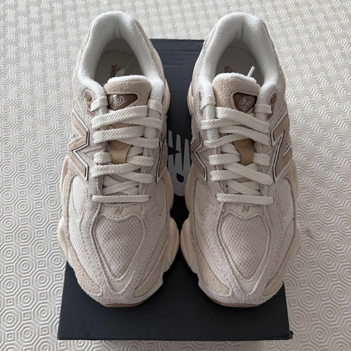 New Balance Chaussures hommes:  New Balance 9060 Bisque- Taille 38 – Neuf avec emballage d'origine à Onex par Chooseyoursneaks 2