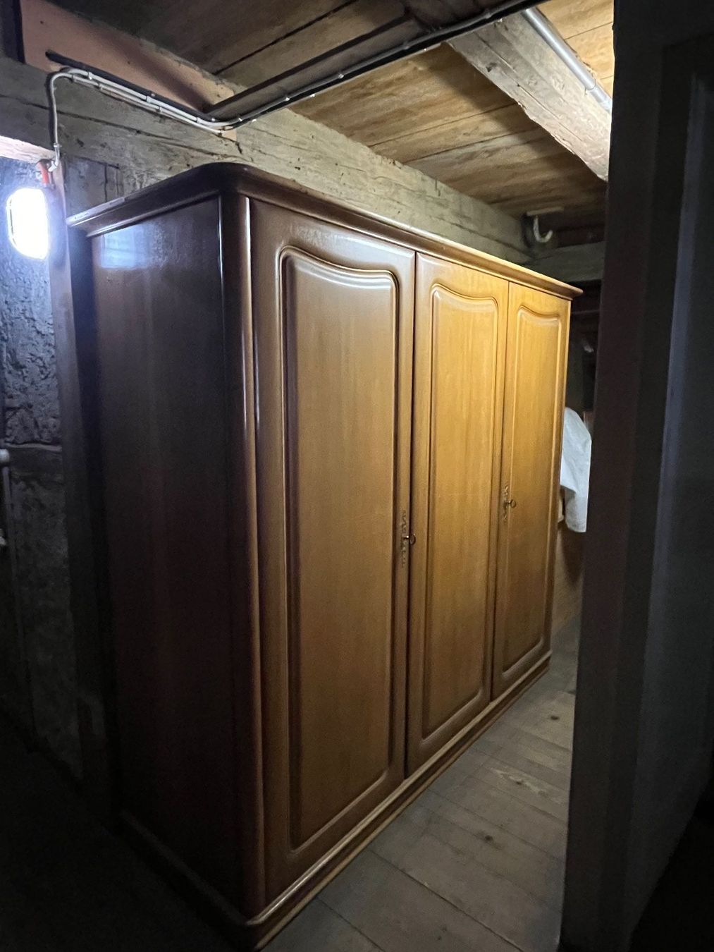 Armadi: Kleider Schrank Vintage – Usato da Weisslingen venduto da Eniclote