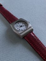 Concord Damenarmbanduhr Quartz – Edelstahl – Rotes Lederband