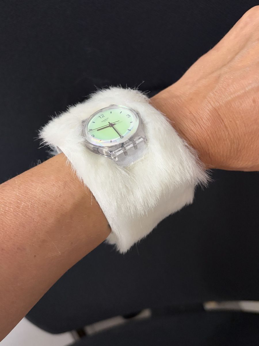 Swatch Orologi: Swatch Uhr Gent mit Kunstfell-Band – Nuovo (secondo la descrizione) da Möhlin venduto da seerose6 3