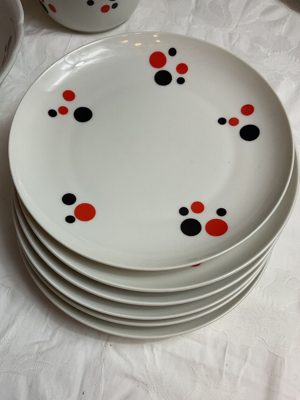 Set di piatti: Geschirr-Set von Langenthal, rote u. schwarze Punkte – Usato da Tecknau venduto da Gluschtikum 3