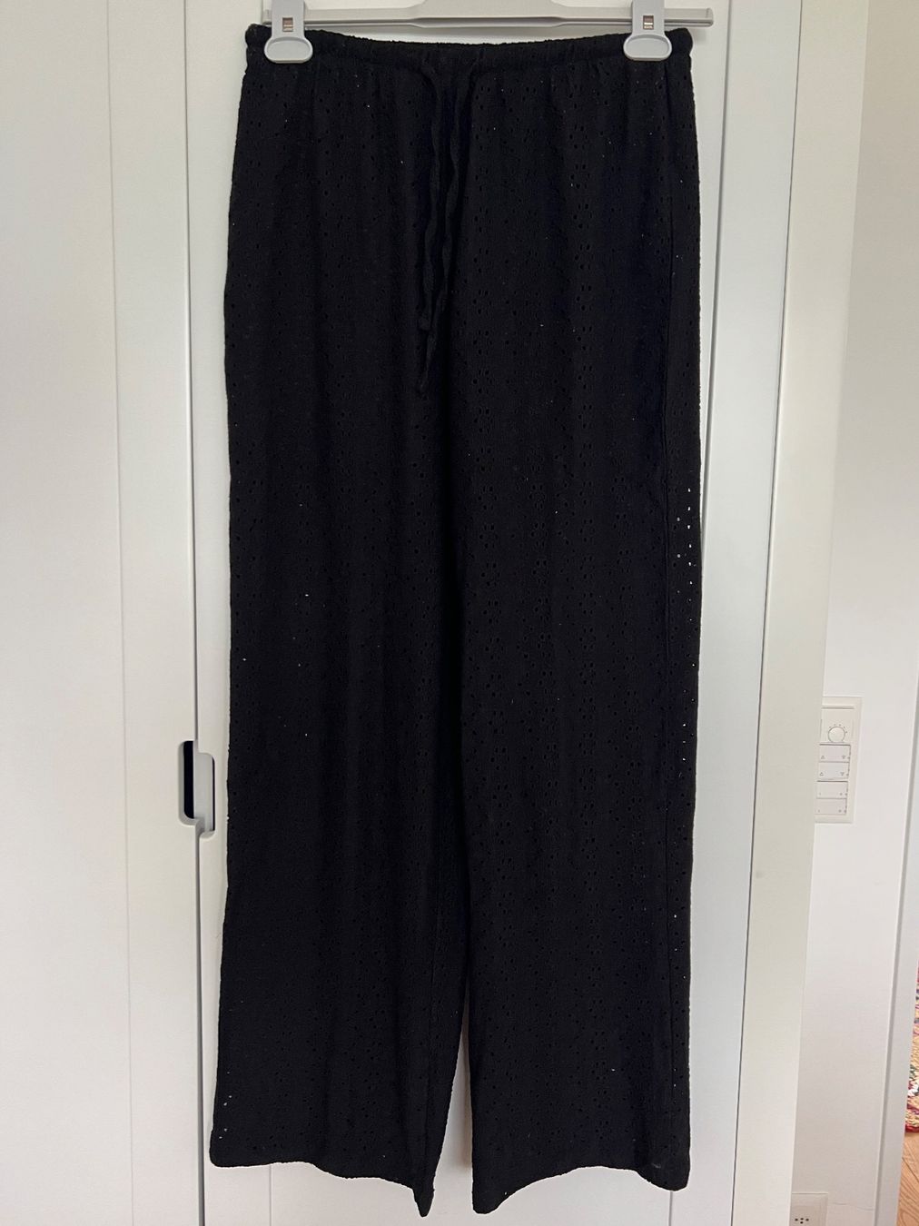 Hosen: schwarze Sommerhose mit Stickmuster – Gebraucht aus Erlenbach von paulina.rad