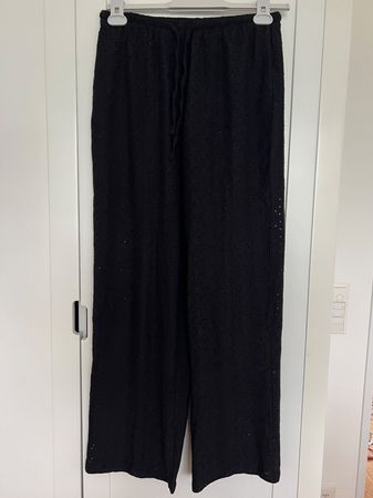schwarze Sommerhose mit Stickmuster