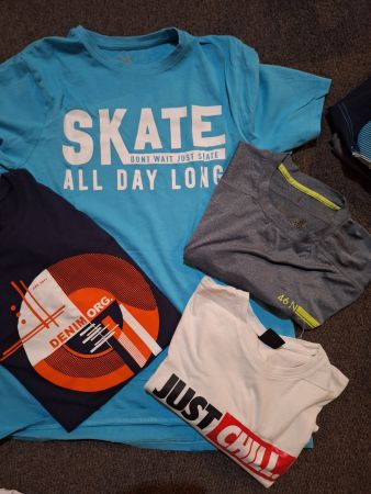 4 T-shirts und Badeshorts Gr M