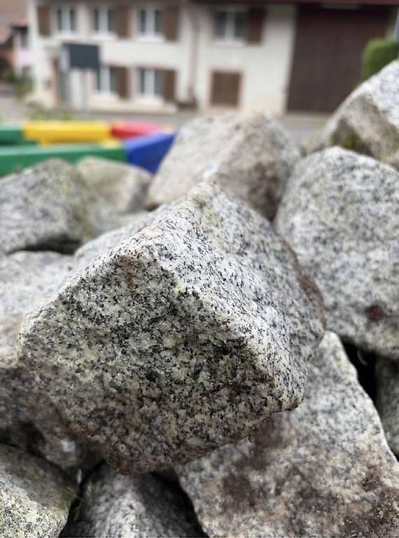Pierres & tuiles: 730 Granitsteine – D'occasion à Arisdorf par Lerpi