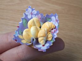 Handmade Weggli Gipfeli  im Korb, für Puppenhaus Maileg