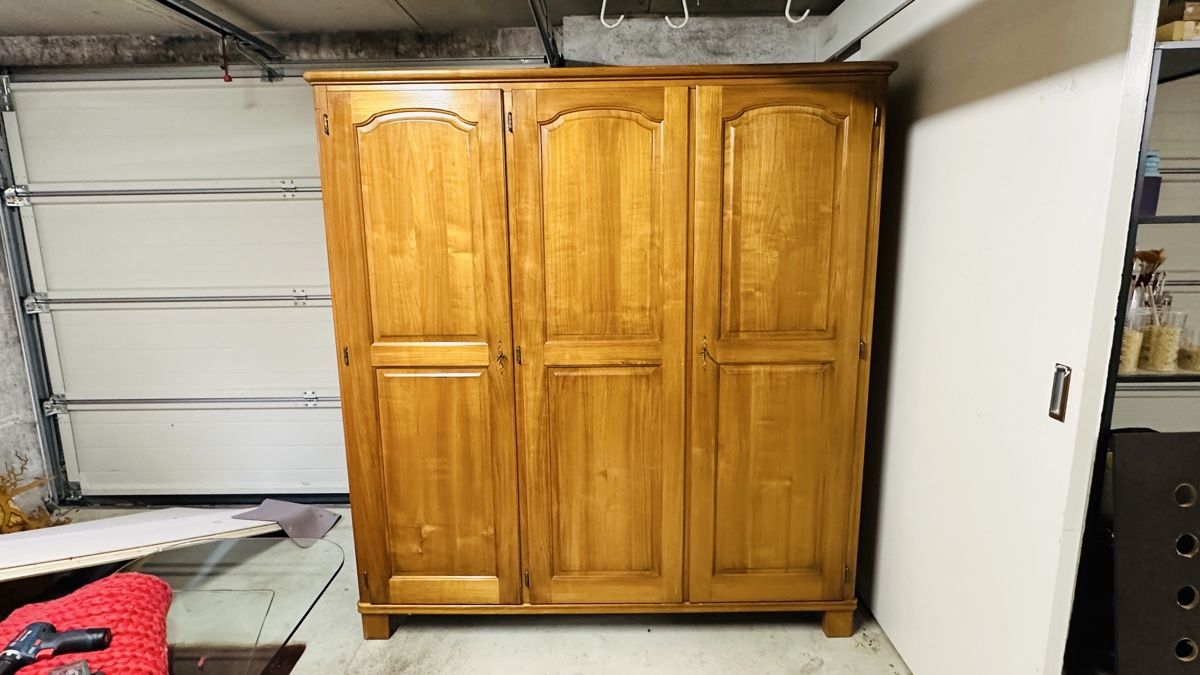 Armadi: Stabiler Vollholzschrank mit Stecksystem – Usato da Orpund venduto da Catangle