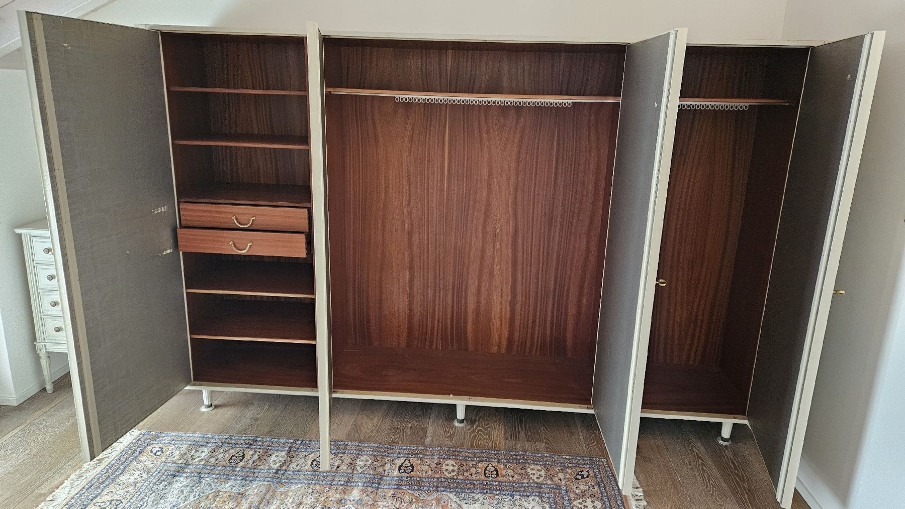 Letti: Schlafzimmer Schrank Seidentapete – Usato da Schaan venduto da car_wrv2 1