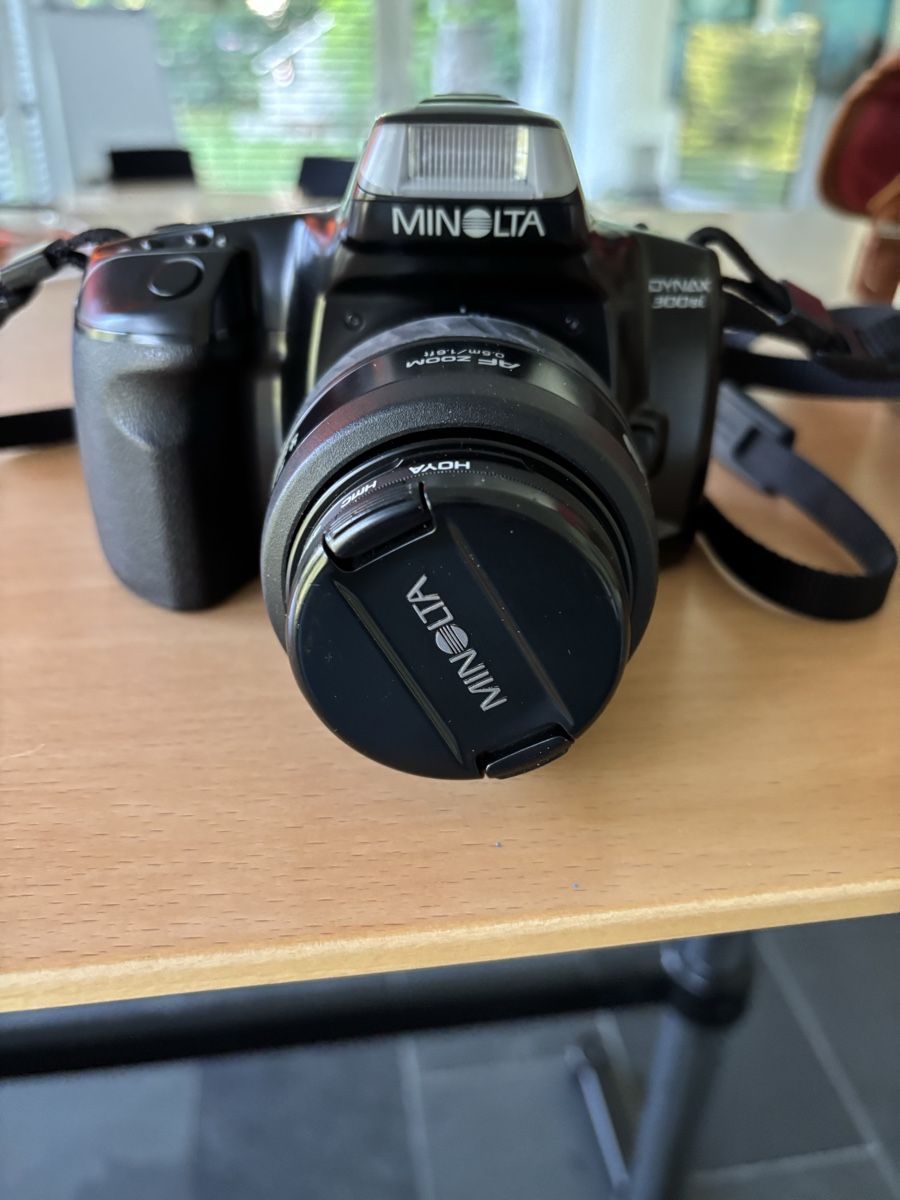 Minolta Fotocamera: Minolta Dynax 300si analog camera with lenses and flash – Usato da Zollikerberg venduto da albatros019