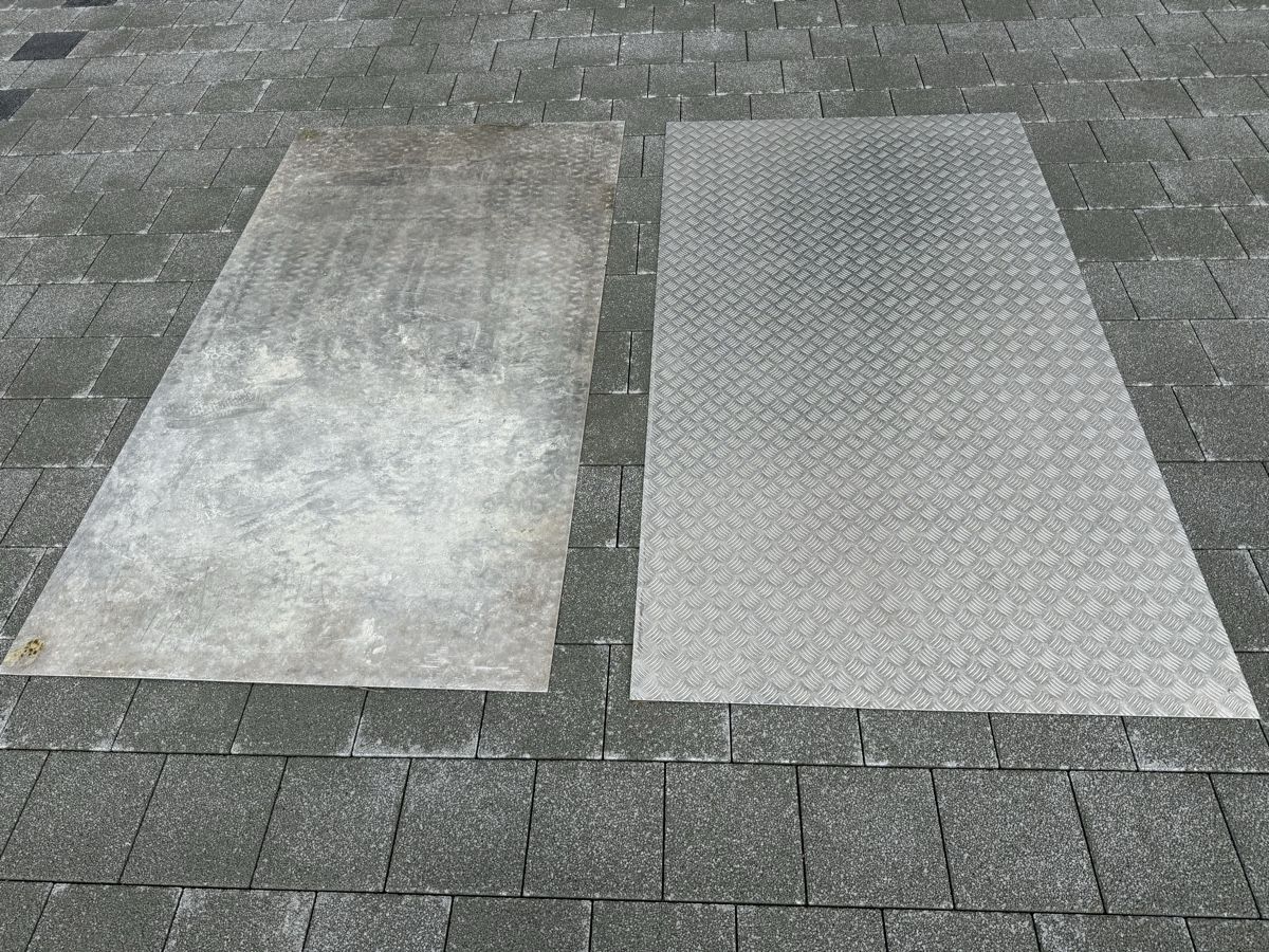 Servierplatten: Blech Riffelblech Aluminium 2 Stk. – Gebraucht aus Erlinsbach SO von n123h 2