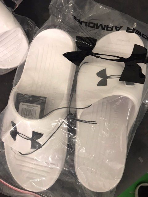 Under Armour Scarpe da uomo: UNDER ARMOUR Slipper Core PTH Weiss Grösse 38.5 Liquidation – Nuovo e nell'imballaggio originale da Steinhausen venduto da Retourenprofis 2
