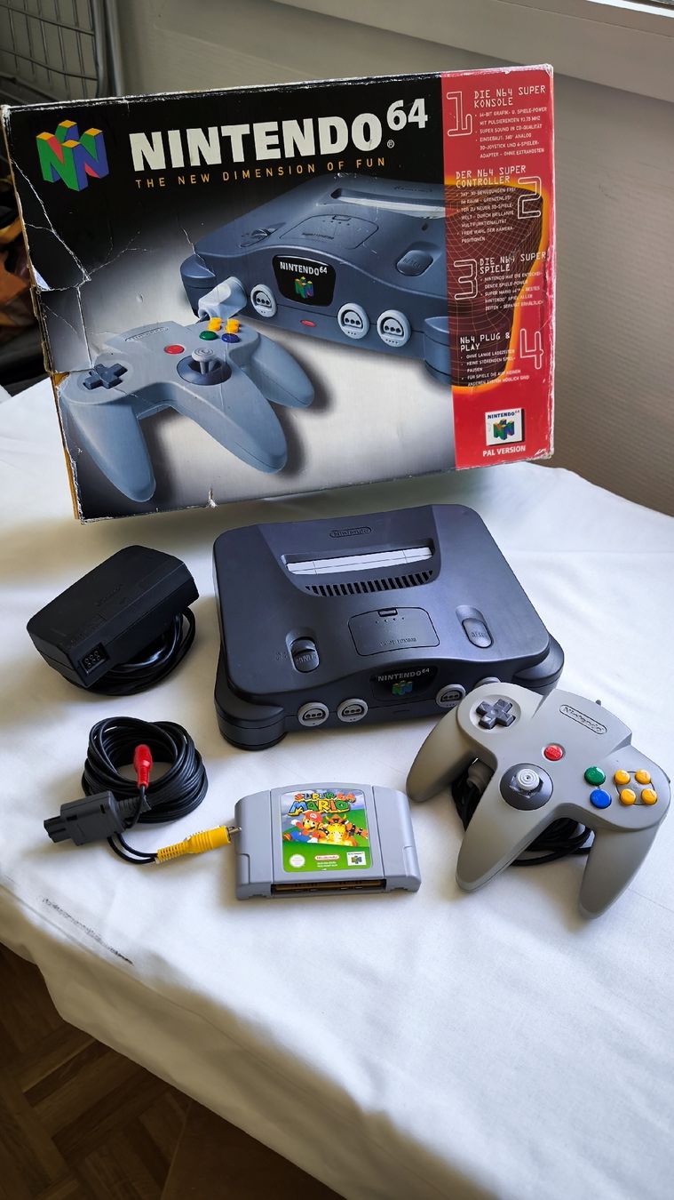 Nintendo Console: Console Nintendo 64 OVP + Super Mario World – Usato da St-Prex venduto da Deetouch