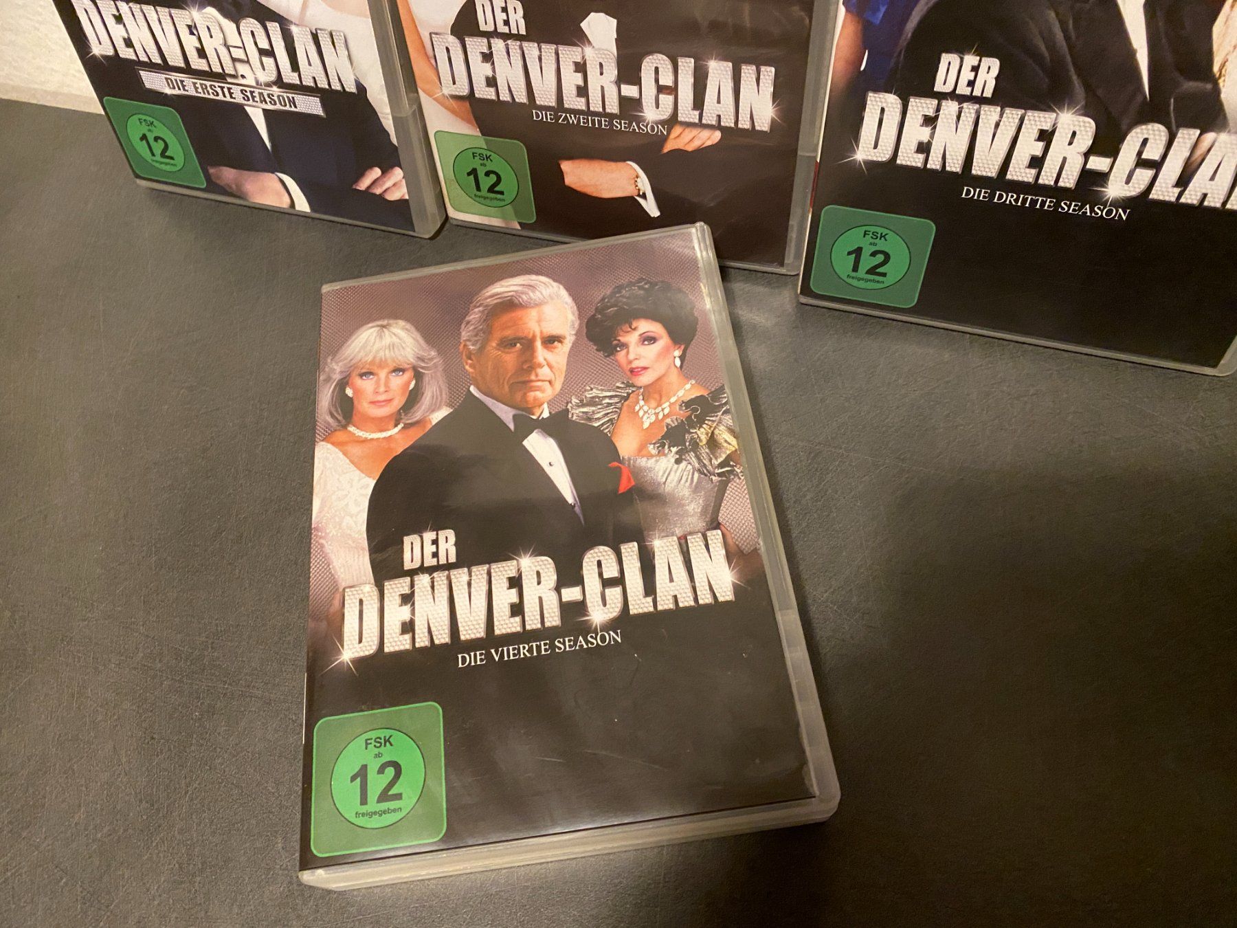Tutti i DVDs: Der Denver-Clan, Staffel1-4 DVD – Nuovo (secondo la descrizione) da Basel venduto da VinylLover68 1