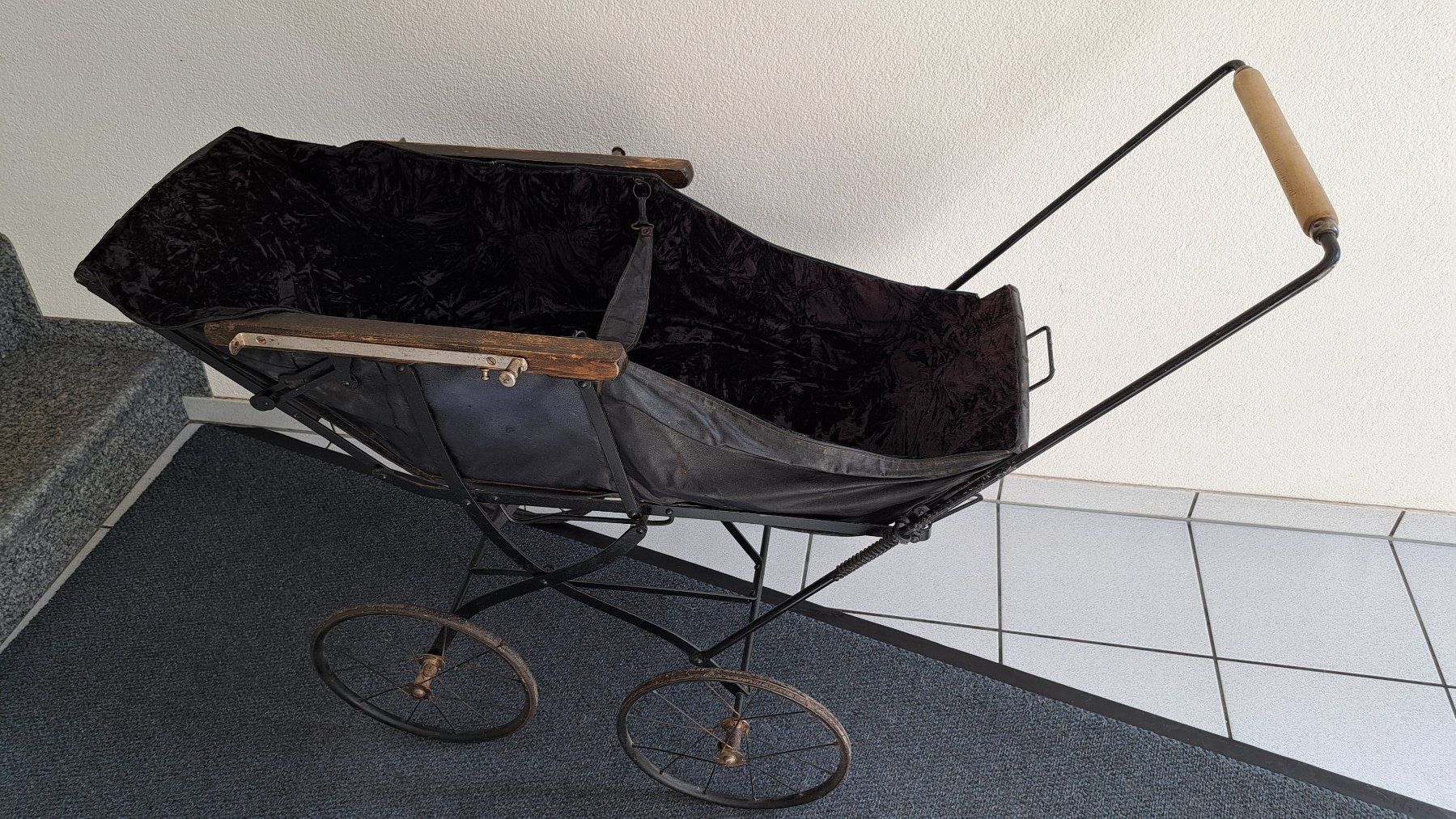 Carrozzine: Antik Kinderwagen ca. 1800 – Usato da Reutigen venduto da IrisFashion