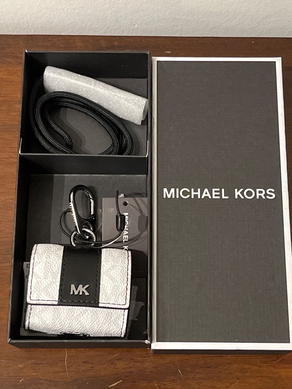 Michael Kors Cover & Protezioni schermo: Michael Kors - Airpod Case mit Umhängeband, Hellweiss – Nuovo e nell'imballaggio originale da Luzern venduto da Jiggy_8898