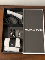 Michael Kors - Airpod Case mit Umhängeband, Hellweiss