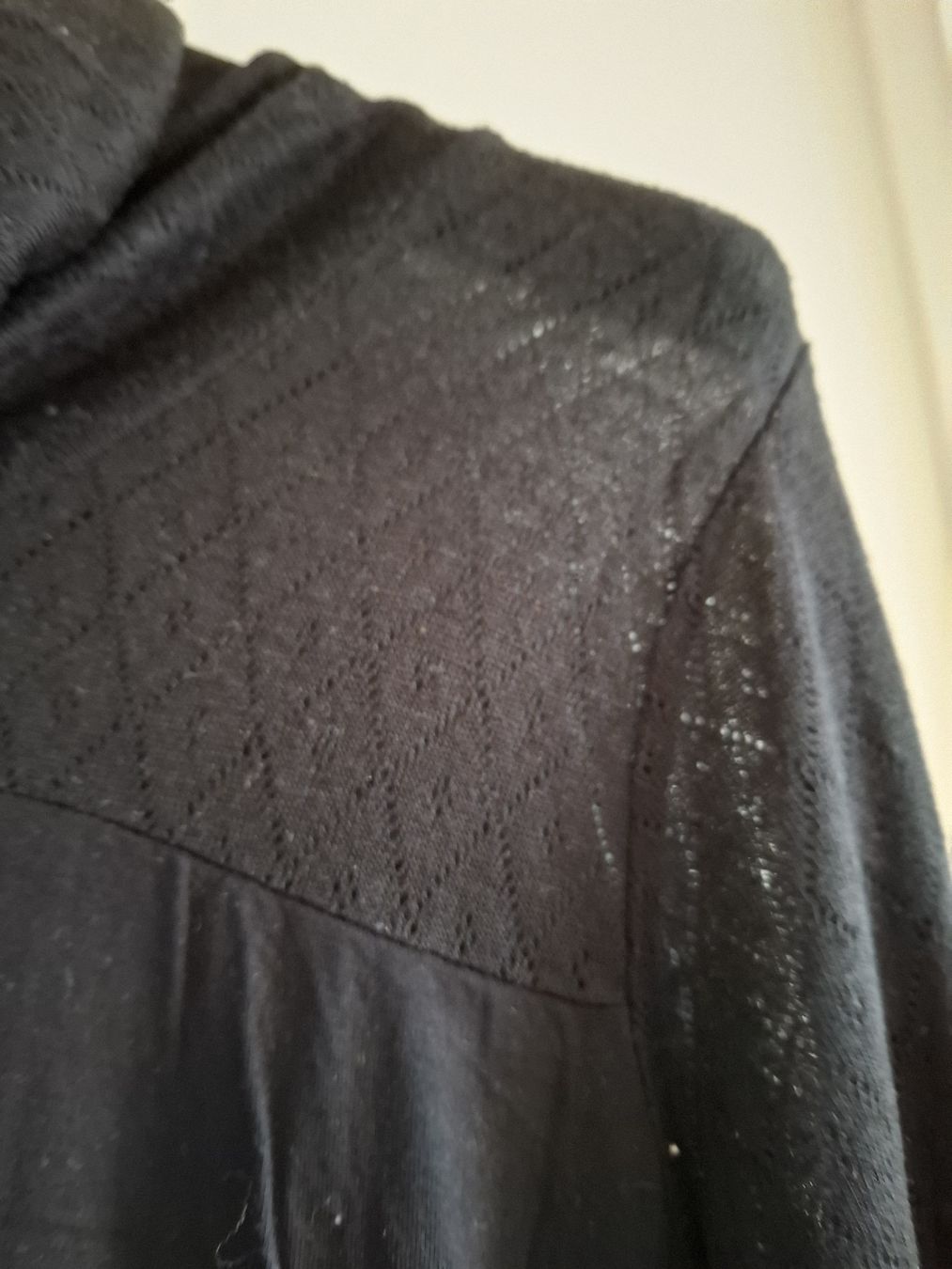 T-shirt: Maglia nera a maniche lunghe con collo sciallato, taglia M – Usato da Zürich venduto da Irene000 1