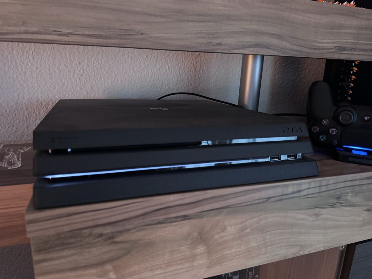 Sony Console: Playstation 4 Pro mit Ladestation und Controllern – Usato da Wilderswil venduto da hallo35641 1