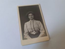 SCHWIIZER FRAU DAZUMAL - e SäLBSCHTBEWUSSTI JUNGI FRAU