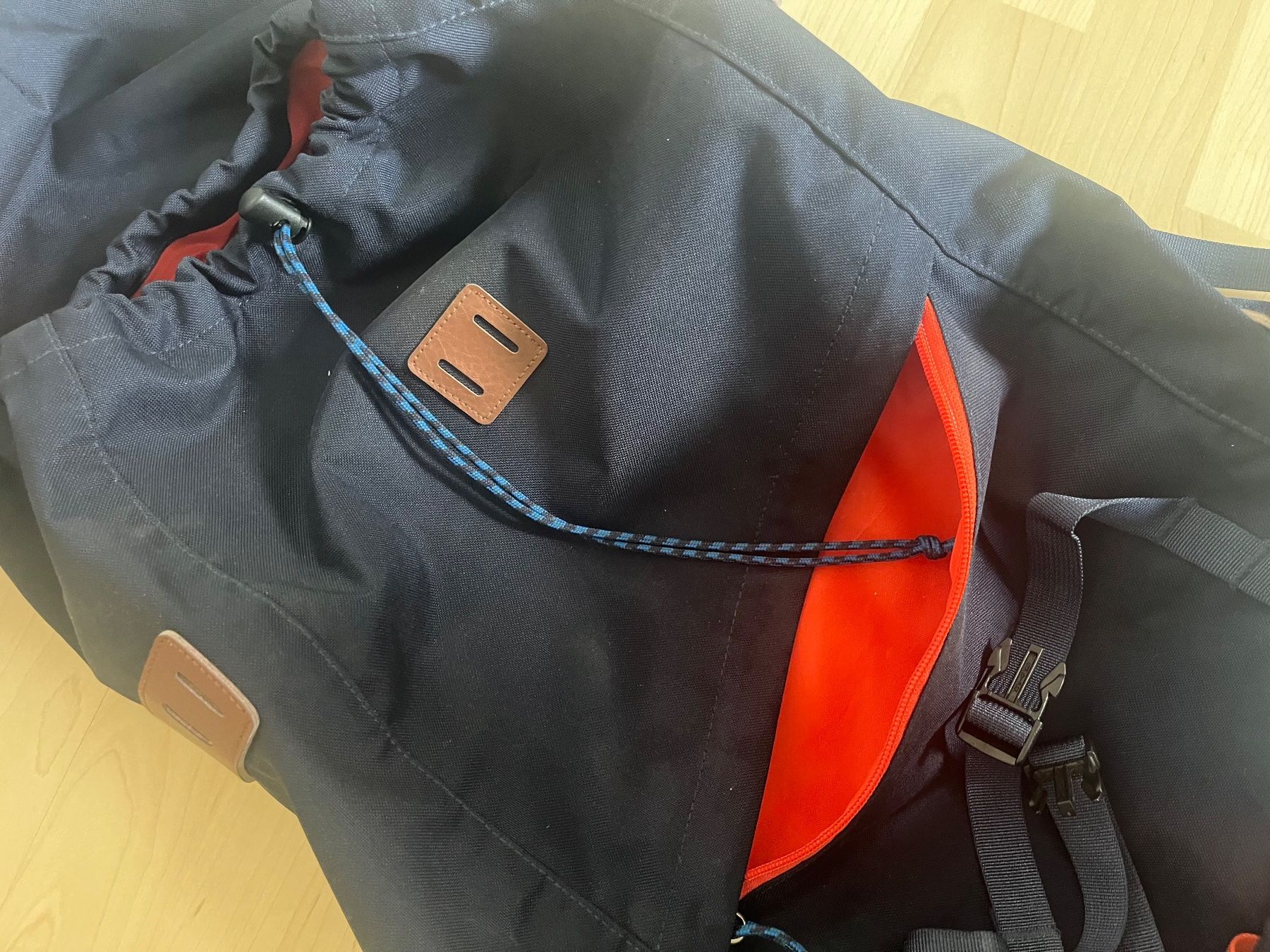 Patagonia Zaini: Patagonia: dunkelblauer Rucksack mit orangem Griff – Usato da Luzern venduto da ellitussi 2