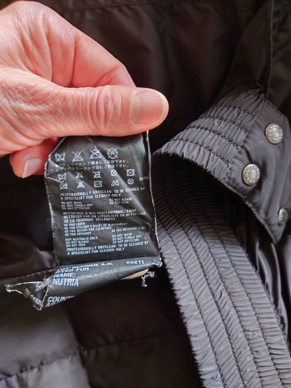 Prada Giacche: Prada Daunenjacke mit Kapuze – Usato da Uitikon Waldegg venduto da Nigra_Rica 4