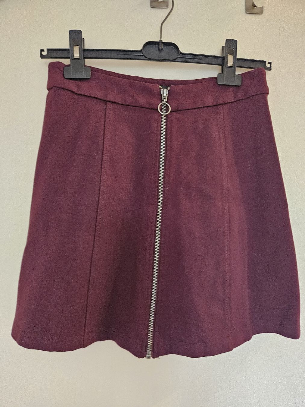 Jupes: Jupe Even&Odd bordeaux avec fermeture éclair taille M – D'occasion à Genève par chichiii