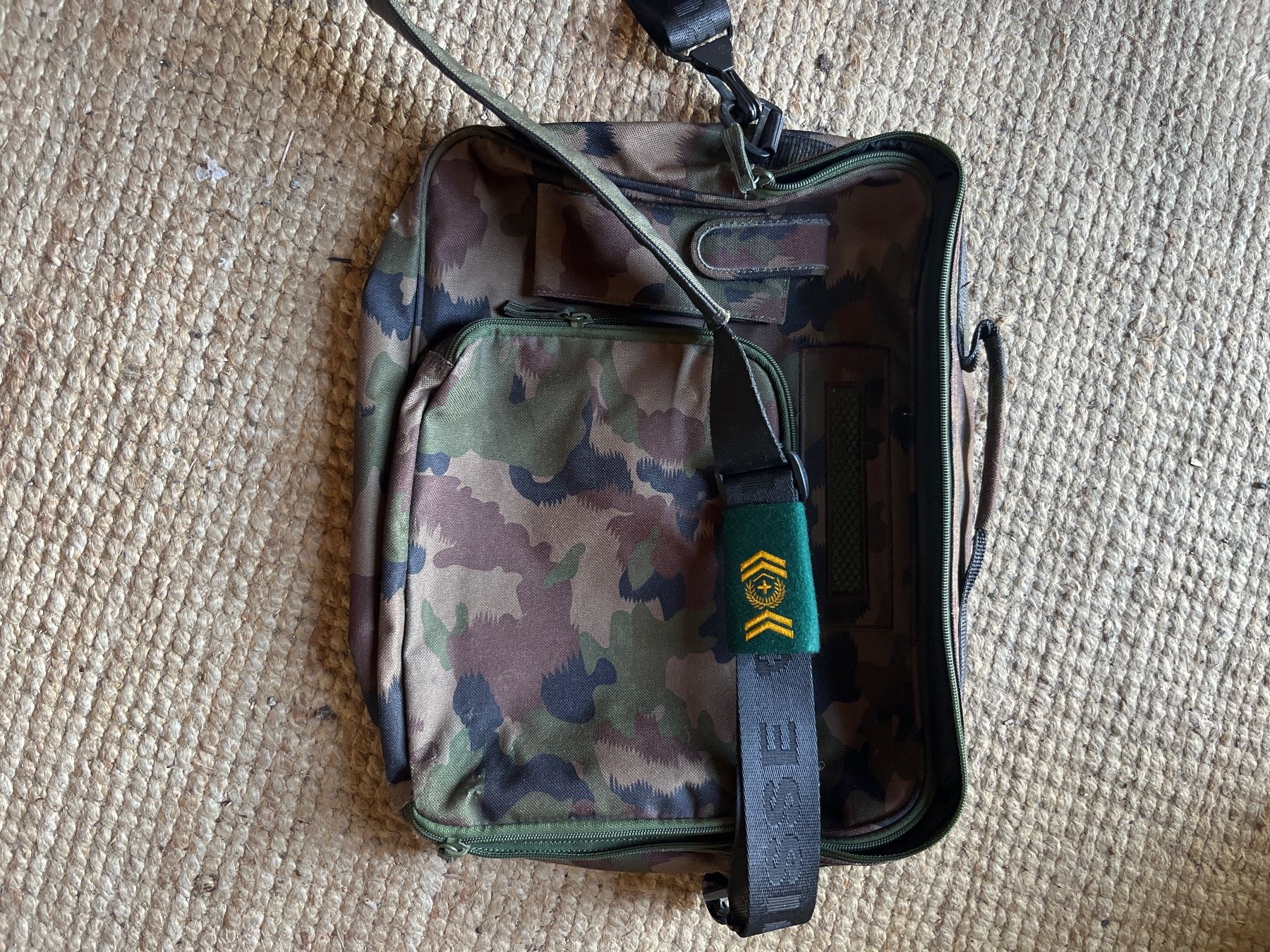 Sacs: Tasche Tarnmuster mit Schultergurt – D'occasion à Obergerlafingen par fredd_y