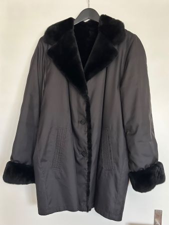 Schwarze Mikrofaserjacke mit Pelzkragen - Grösse M/L