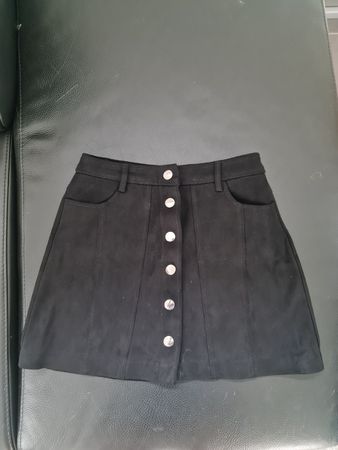 Schwarzer Minirock mit Druckknöpfen, Grösse XS von Zara