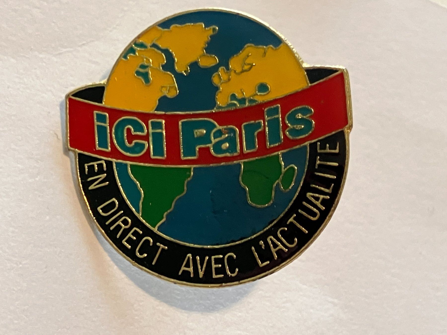 Placchette & Badge: 1 Pin Ici Paris – Usato da Basel venduto da djwwpp