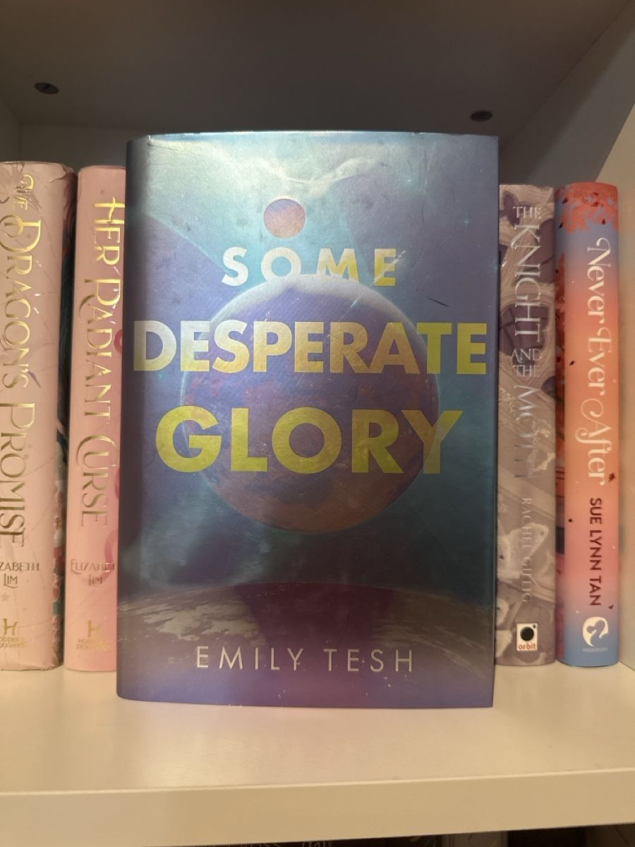 Libri: Some desperate glory emily tesh Illumicrate – Usato da Chur venduto da cav_qqm5