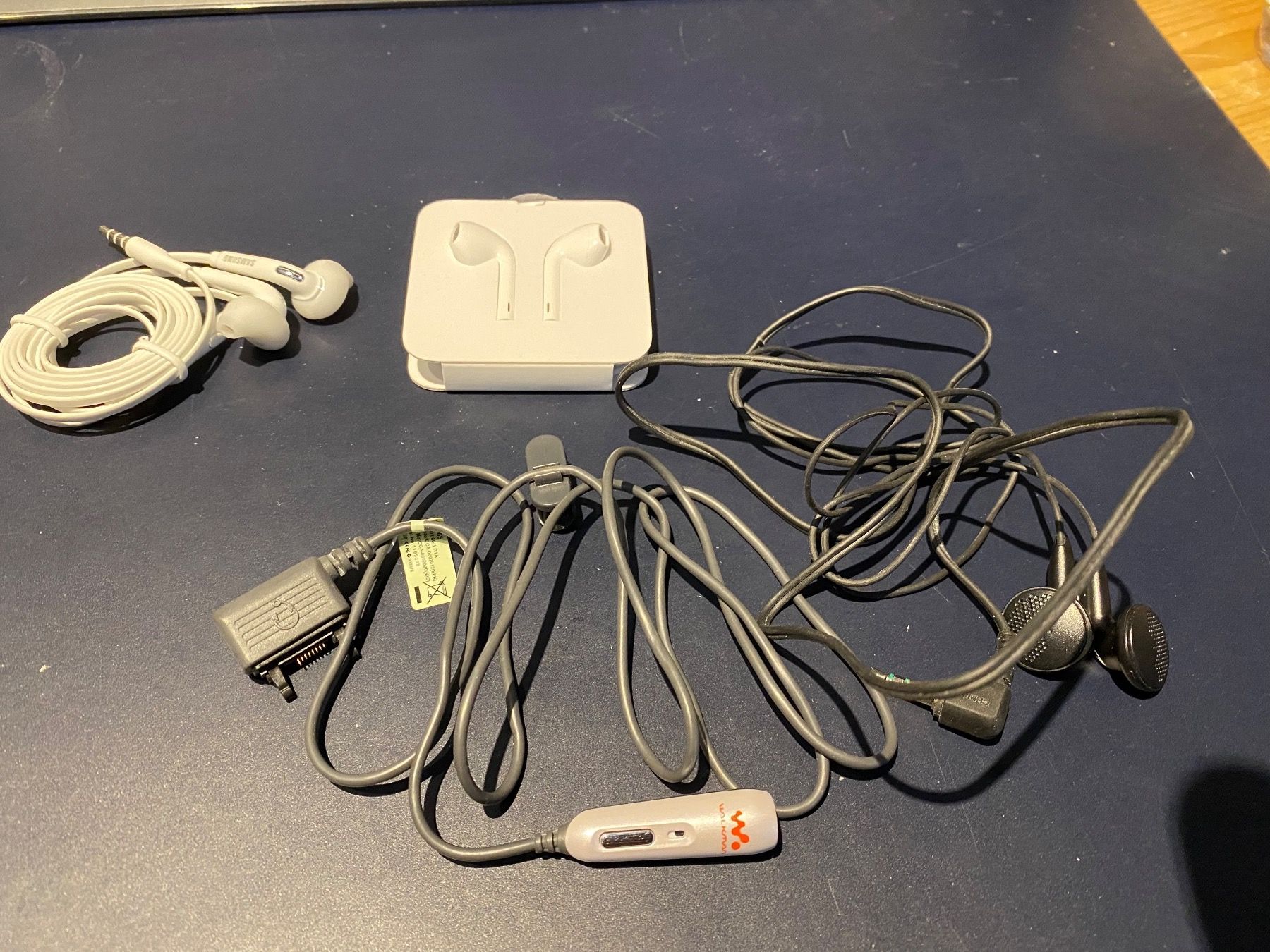 Cuffie: Konvolut  Headset /Ear-Kopfhörer, Samsung, iPhon, S-Ericsson – Usato da Herisau venduto da Fissore