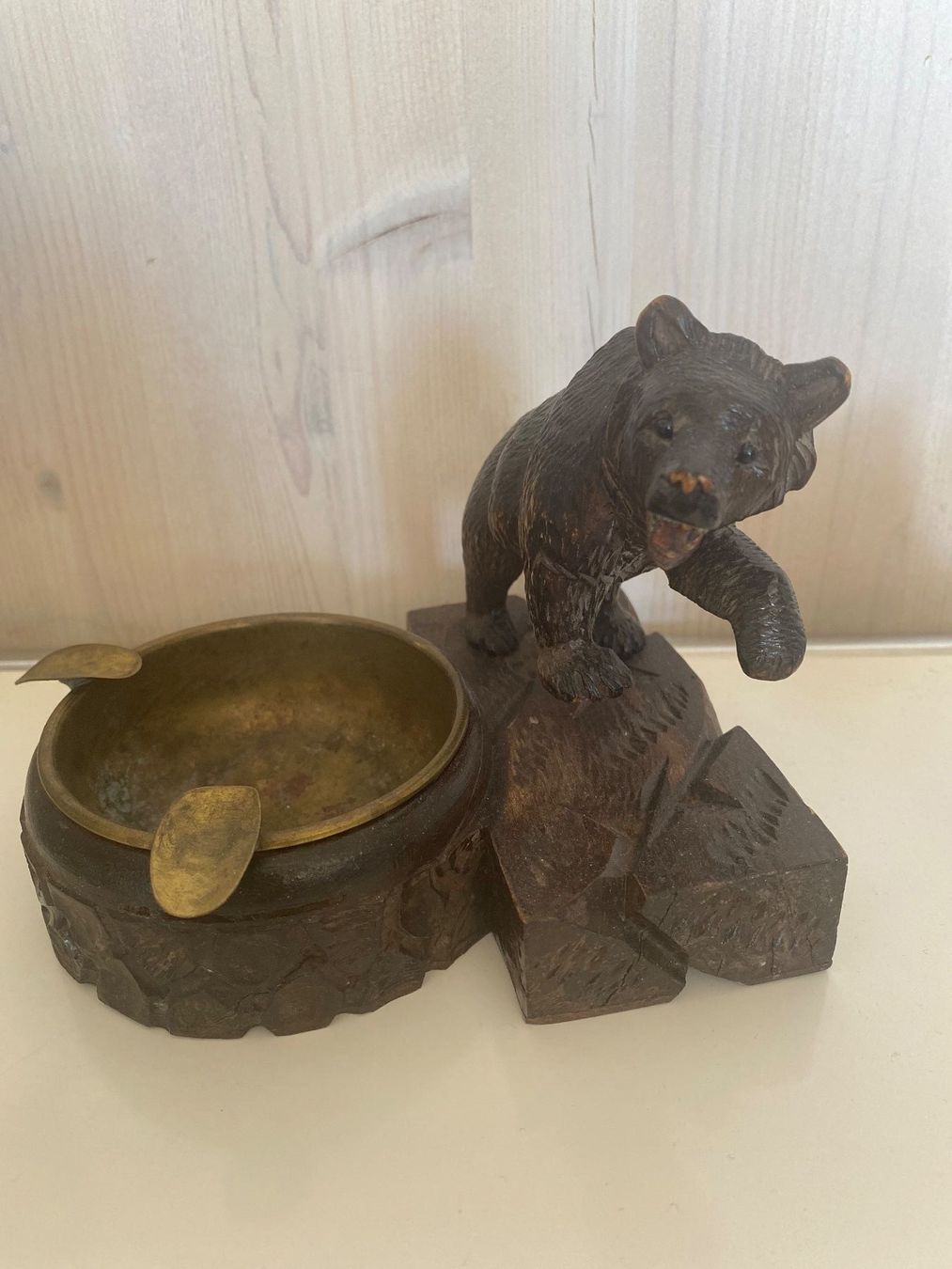 Articoli in legno: sehr qualitativ handgeschnitzter Brienzer Aschenbecher Bär – Usato da Lüchingen venduto da LIDB 4