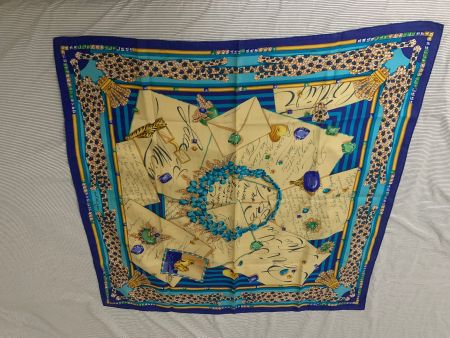 Foulard en soie Cartier motif bijoux bleu et jaune