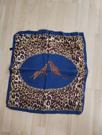 Foulard carré  soie motif léopard 