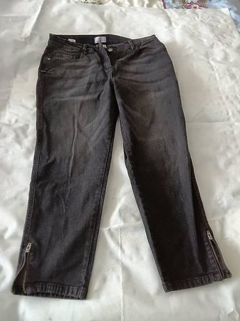 Jeans noir avec fermeture sur les chevilles