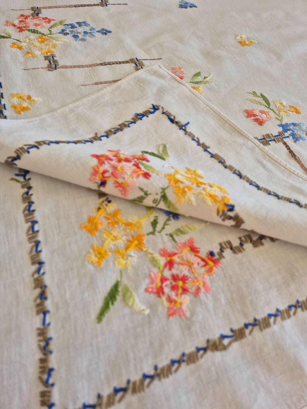 Altra biancheria da tavola: Leinen Tischdecke handbestickt mit Blumenmuster – Usato da Bern venduto da aronari 8