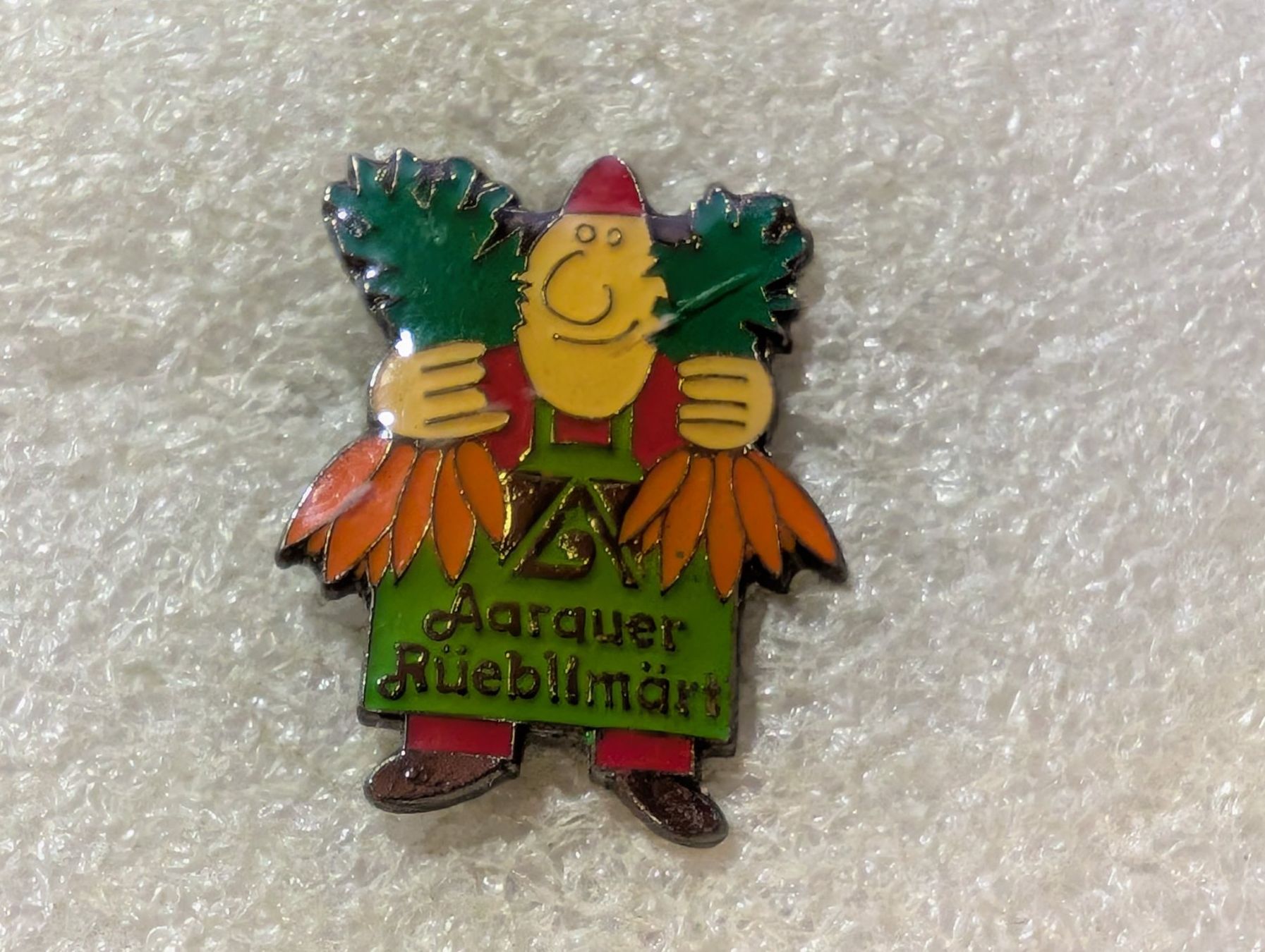 Plaketten & Abzeichen: Ansteckpin 100: Aarauer Rüeblimärt – Gebraucht aus Oppligen von Pin-Fall-Shop