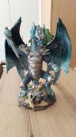 Fantasie Drachen Figur, blau, mit Schwert und Rüstung