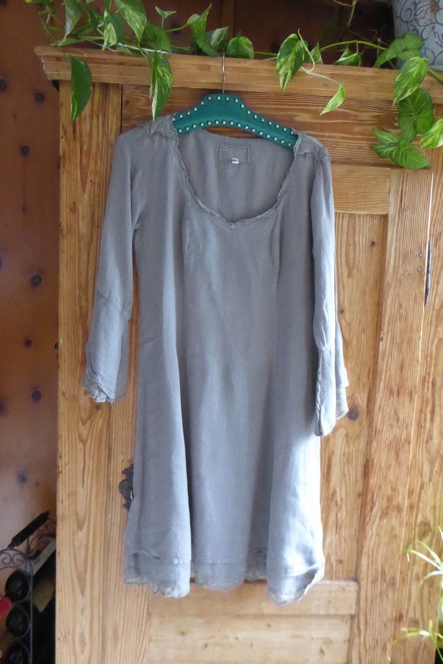 Kleider: Romantisches Kleid Gr M 3/4 Arm mit Spitzen 50% Leinen – Gebraucht aus Sargans von Benziner