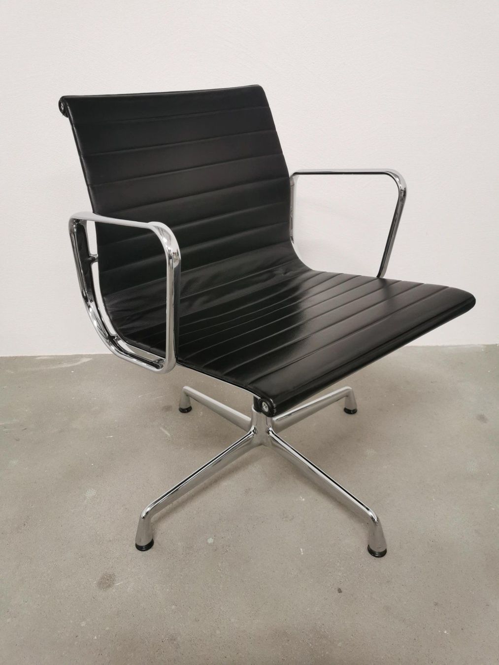 Vitra Poltrone: Vitra Eames Aluminium Chair EA 108 Leder schwarz – Usato da Ruswil venduto da GARAN