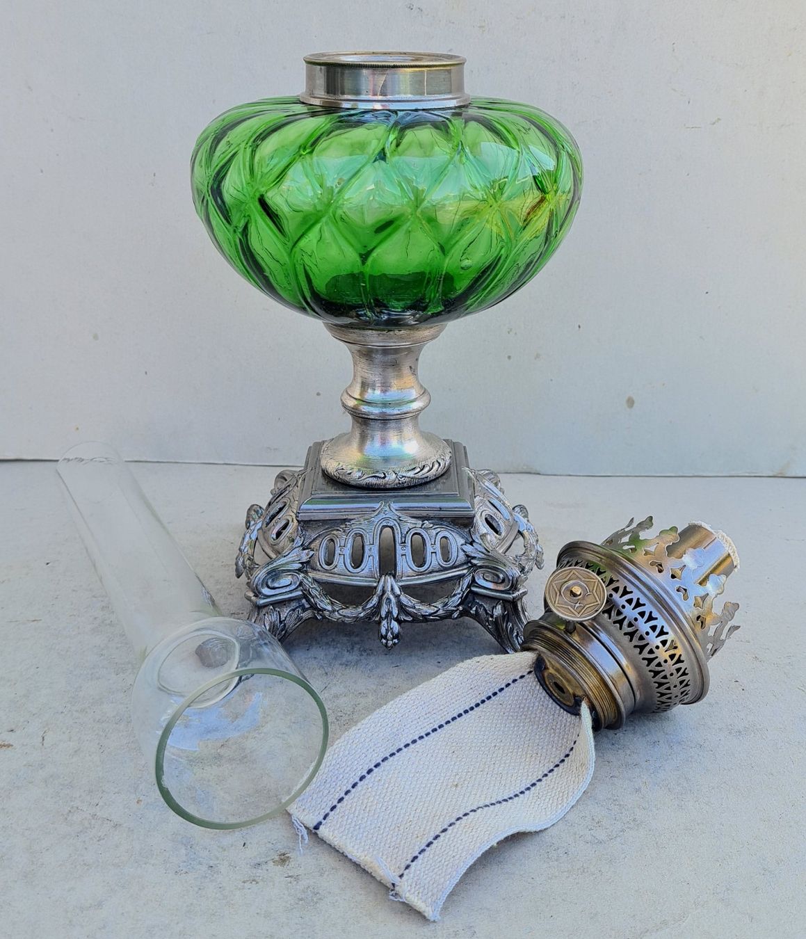 Lampade: Alte versilberte Petrollampe mit grünem Glasbehälter um 1900 – Usato da Frasnacht venduto da Carawill 5