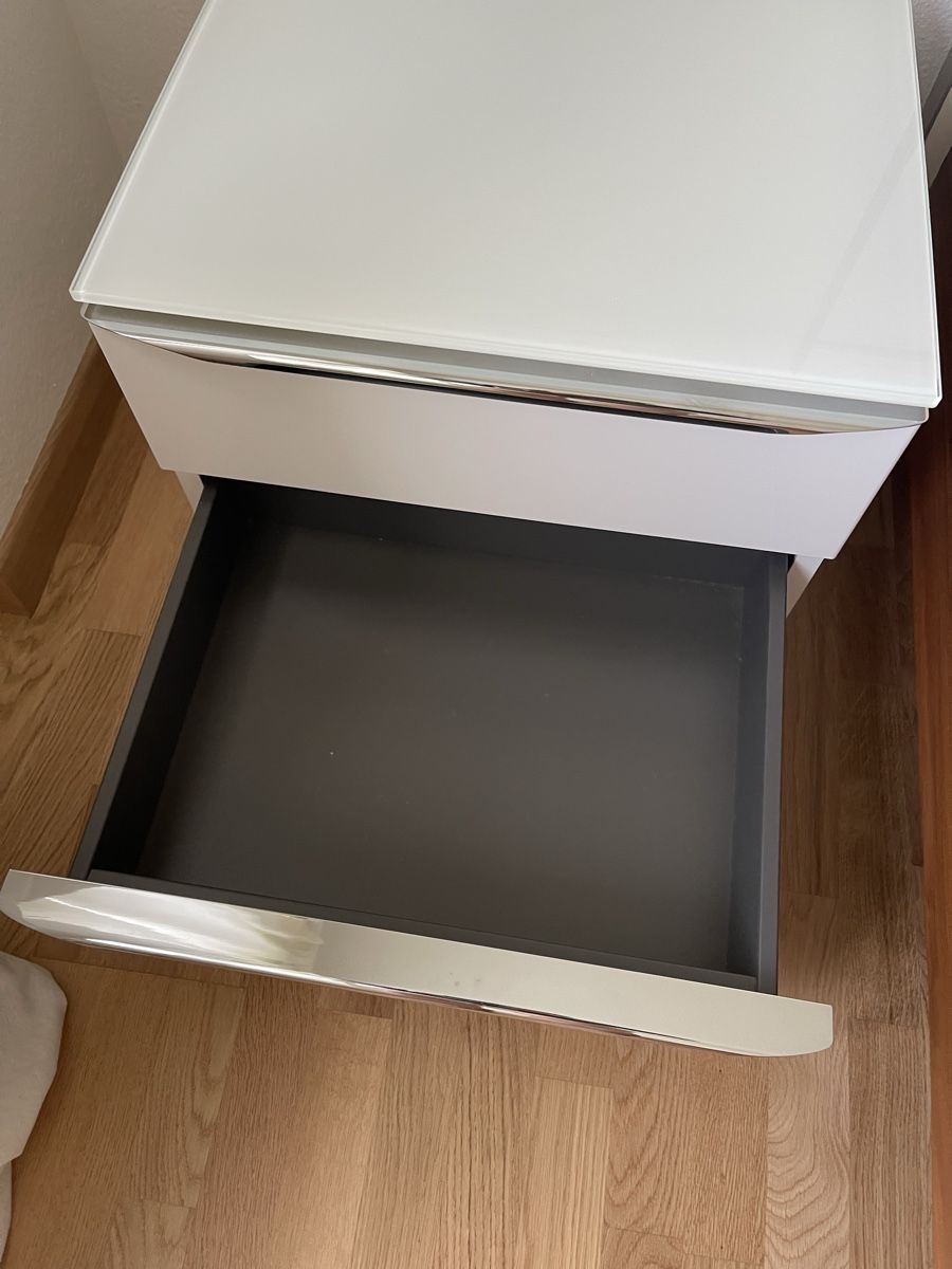 Comodini: 2 Nachttisch weiss mit Glasplatte, 2 Schubladen – Nuovo (secondo la descrizione) da Adliswil venduto da fabienne1234567 5