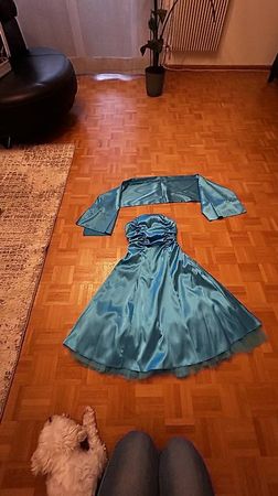  Elegantes türkisfarbenes Festkleid mit passendem Schal