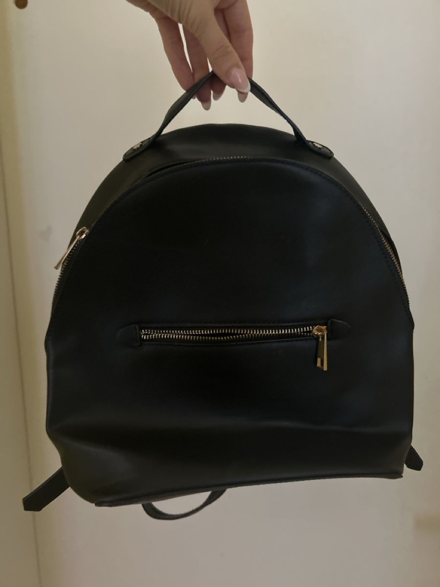 Sacs à dos: Black backpack faux leather – D'occasion à Muttenz par nadciv