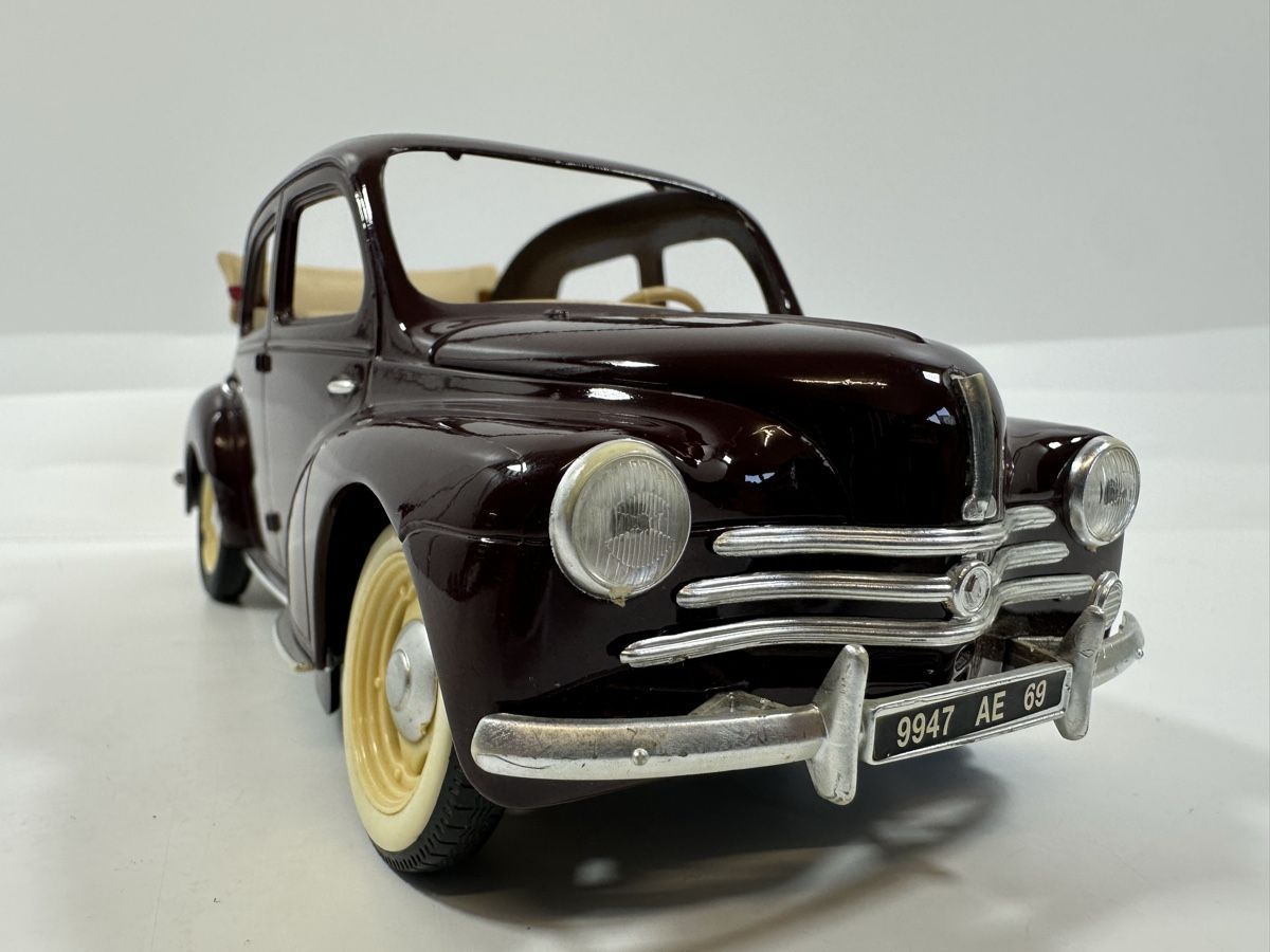 Solido Modellautos: Renault 4CV 1:18, braun/violett, SOLIDO  – Gebraucht aus Zofingen von rf9_x2xt 9