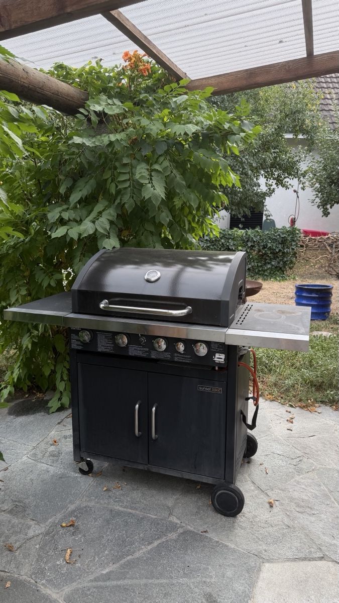 Grils: Gasgrill schwarz 4-Brenner – D'occasion à Glattfelden par Sparina