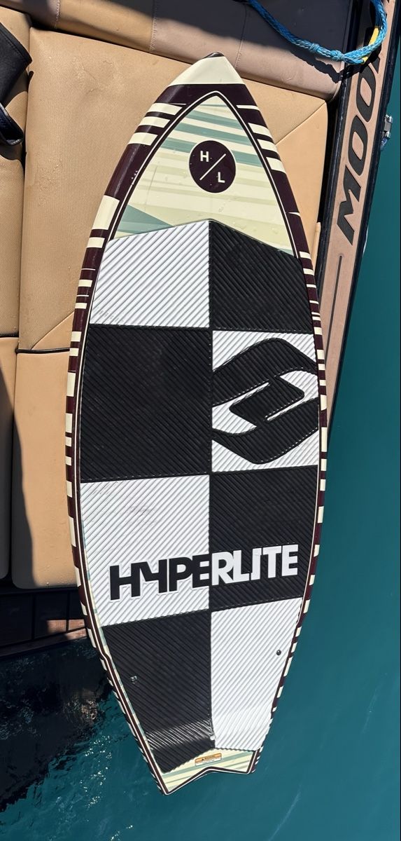 Hyperlite Planches de surf: Hyperlite Wakeboard Broadcast 135 – D'occasion à Thun par noggi87